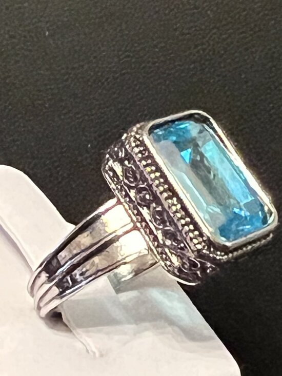 Gorgeous Silverplated Blue Stone Ring Size 9 (358) - Picture 2 of 2